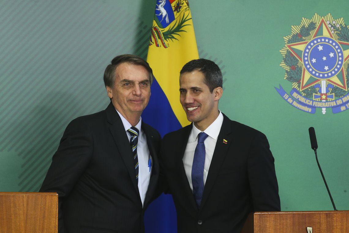Presidente Bolsonaro diz que vai atuar para restabelecer democracia na Venezuela
