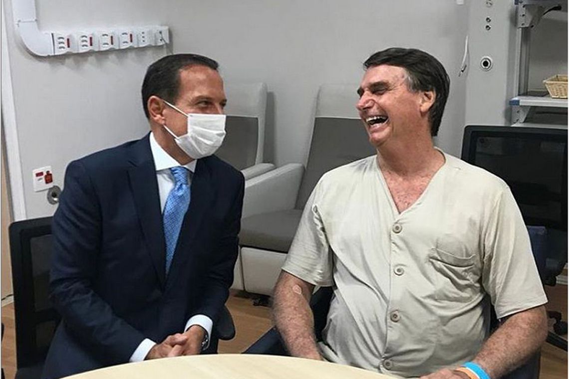 Bolsonaro caminha sem apoio e recebe alimentação sólida