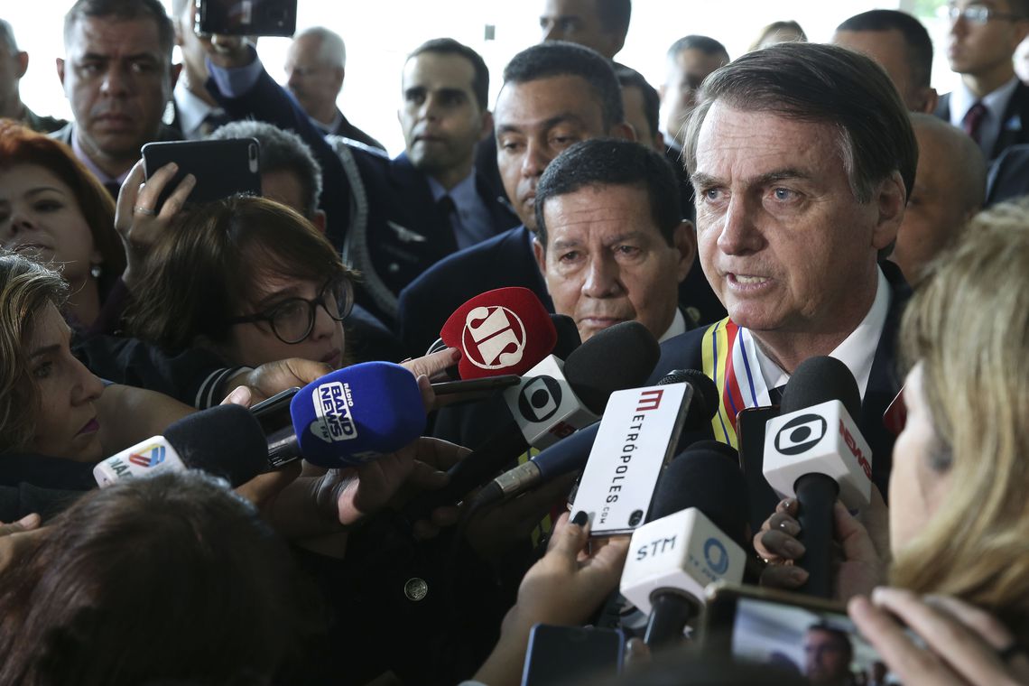 Presidente Bolsonaro diz que governo estuda reduzir impostos de empresas