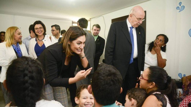 Em primeira viagem oficial, Michelle Bolsonaro visita crianças com microcefalia na Paraíba
