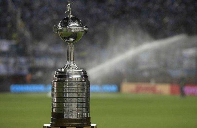 Flamengo joga mal, sofre virada para a LDU e perde chance de se classificar antecipadamente