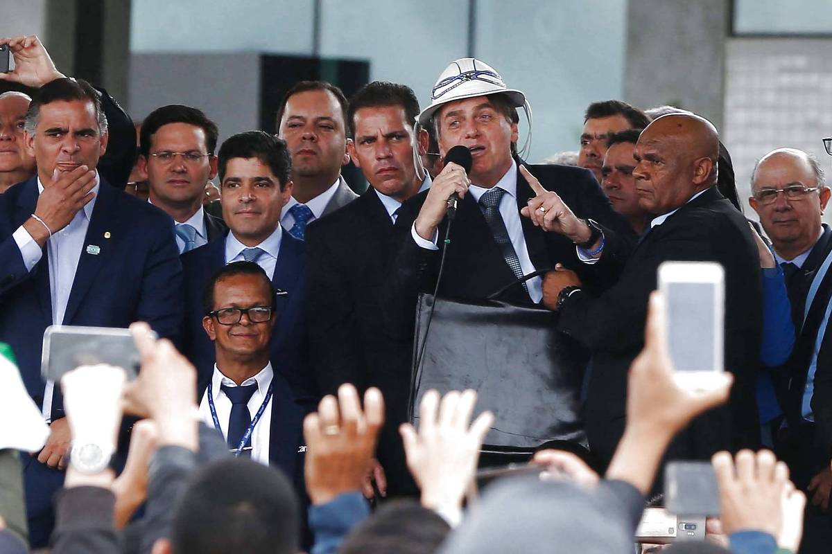 ‘Eu amo o Nordeste’, diz Bolsonaro em visita à Bahia após polêmica sobre governadores da região