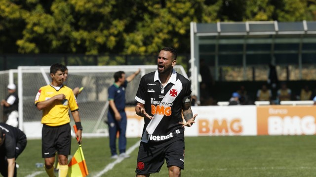 Em jogo com duas expulsões, Vasco vira sobre o Fluminense em São Januário: 2 a 1