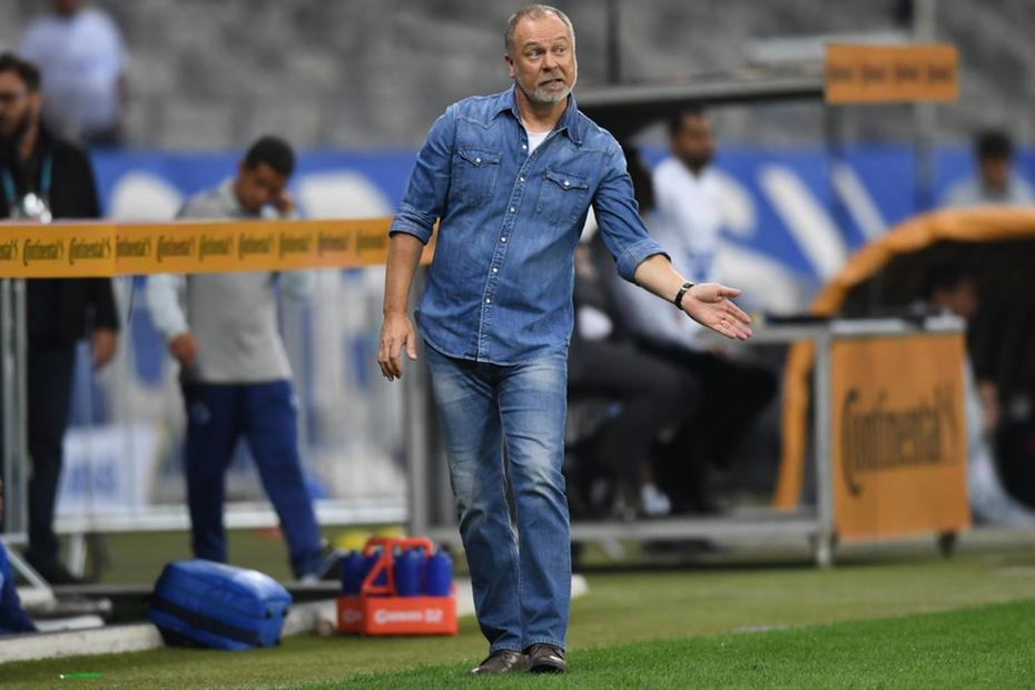 Após três anos, Mano Menezes deixa o comando técnico do Cruzeiro após derrota
