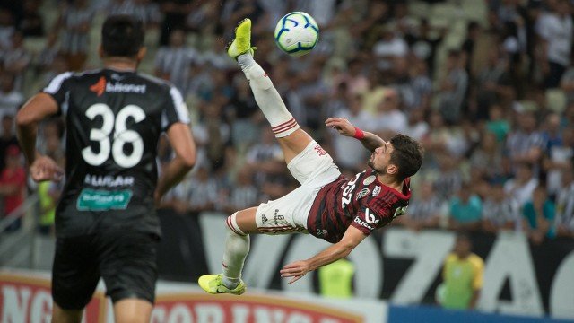 Arrascaeta faz de bicicleta, Flamengo vence o Ceará por 3 a 0 e lidera o Brasileirão
