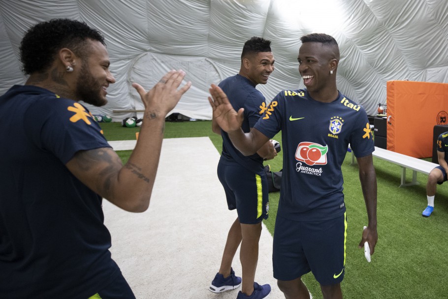 Família presente e sorriso no rosto: Vini Jr. na Seleção Brasileira
