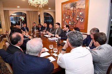 Governadores tratam com presidente do Senado sobre divisão de recursos com estados