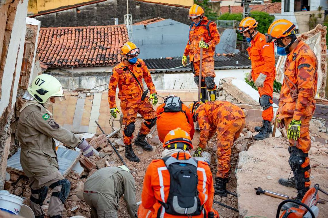 Bombeiros encontram 9ª vitima de desabamento em Fortaleza