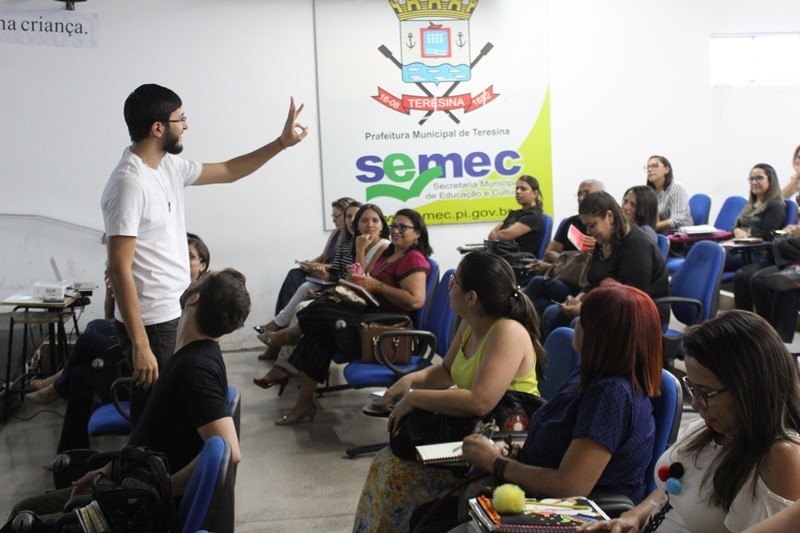 Prefeitura lança concurso público com salário de até R$ 3 mil; veja edital