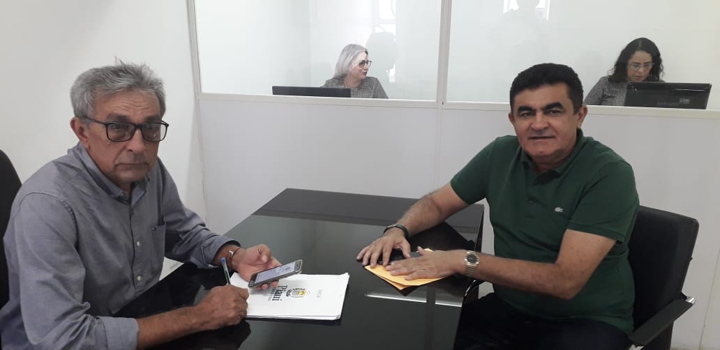 Renato, presidente da Associação de Prefeitos de Picos esteve com o secretário de Estado Pedro Calixto