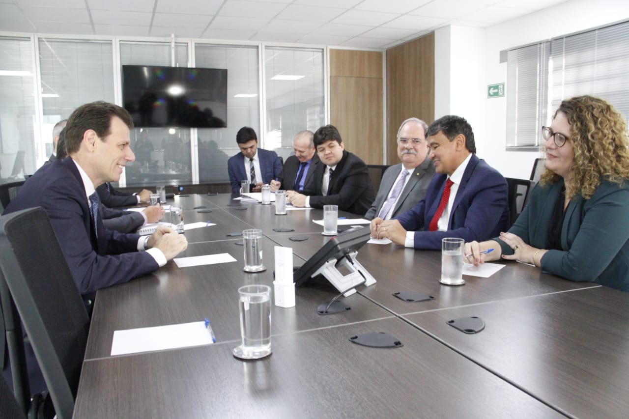 Governador busca investimentos para aeroportos piauienses no Ministério da Aviação Civil