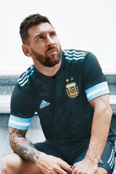 Com Messi de modelo, Argentina lança nova camisa reserva e vai estrear contra o Brasil