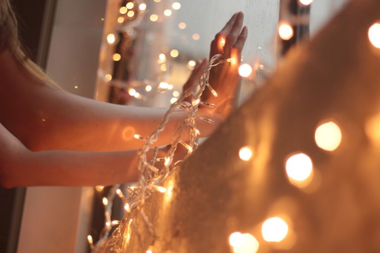 Veja dicas para montar a decoração natalina com segurança