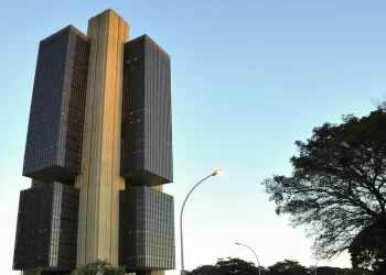 Brasileiros têm R$ 8 bi esquecidos em bancos; saiba como receber o dinheiro