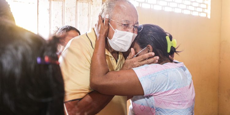 Prefeito Dr. Pessoa visita famílias abrigadas em escolas após fortes chuvas