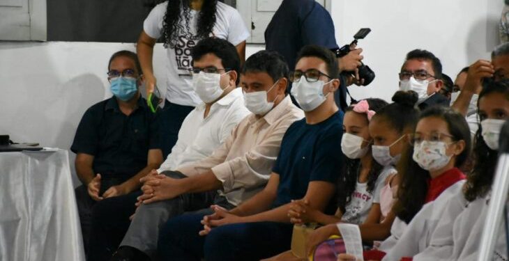 Governador Wellington Dias entrega escola, matadouro e assina ordem de serviço para alargamento de ponte em Santa Rosa