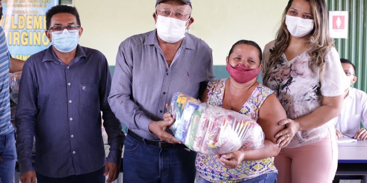 Dr. Pessoa entrega quase 600 cestas básicas para famílias de baixa renda do bairro Água Mineral