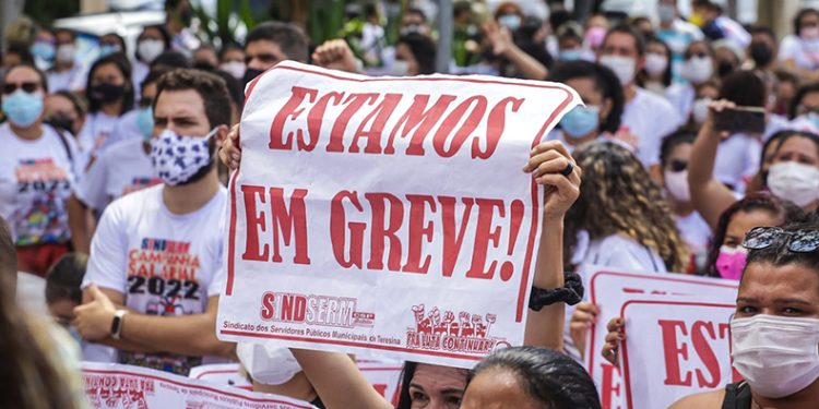 Câmara de Teresina aprova reajuste linear de 16%; professores protestam contra projeto