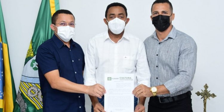 FLORIANO: Prefeito Joel Rodrigues assina convênio de R$ 100 mil para o Corisabbá