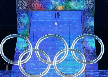 Jogos de Inverno começam em Pequim com anéis surgindo de bloco de gelo