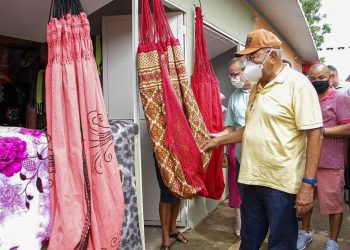 Prefeito Dr. Pessoa visita o mercado provisório do Renascença II