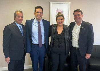 Bolsonaro garante palanque no Piauí com Samantha Cavalca na direção do PL