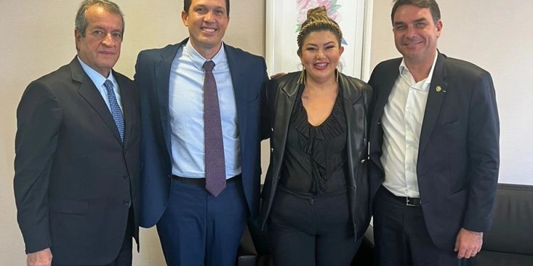 Bolsonaro garante palanque no Piauí com Samantha Cavalca na direção do PL