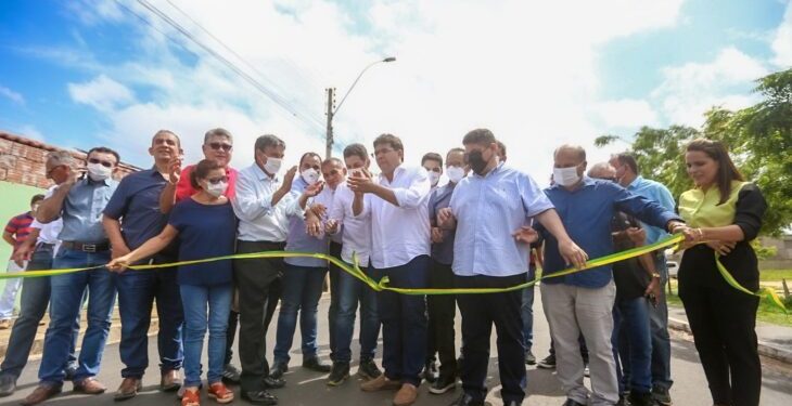 Governador vistoria obras de asfaltamento dos trechos que ligam Parnaíba à Pedra do Sal