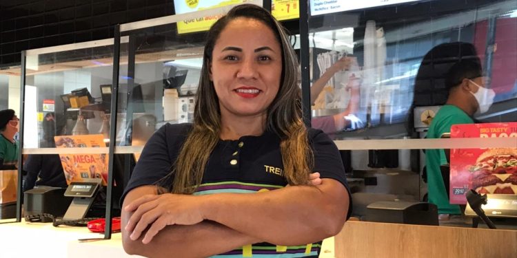 Programas de desenvolvimento promovem a ascensão profissional e pessoal de mulheres