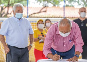 Dr. Pessoa assina ordem de serviço para construção de quadra esportiva e pavimentação na zona Leste