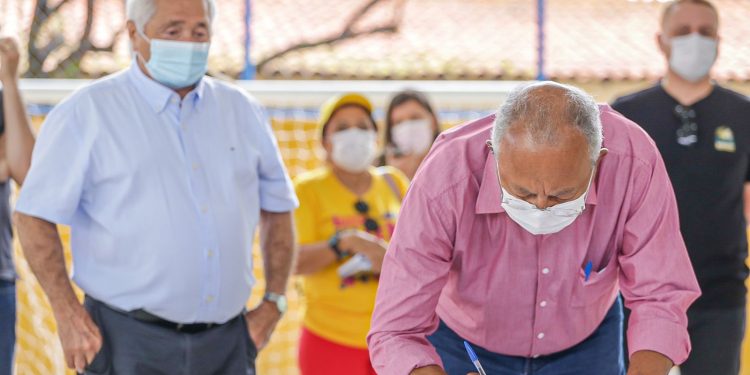 Dr. Pessoa assina ordem de serviço para construção de quadra esportiva e pavimentação na zona Leste