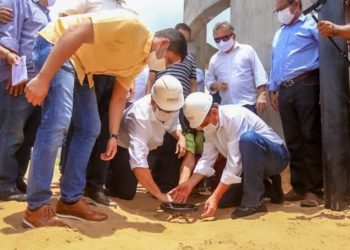 Governador Wellington Dias acompanha primeira ligação de água da Adutora do Litoral