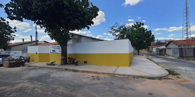 Centro de Capacitação no Redenção recebe desabrigados pelas chuvas, comunidade protesta