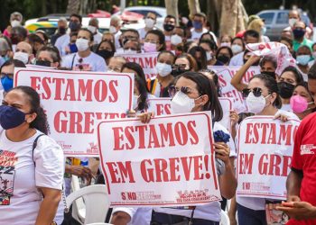 Em assembleia, professores da rede estadual mantém greve e organizam atos no estado