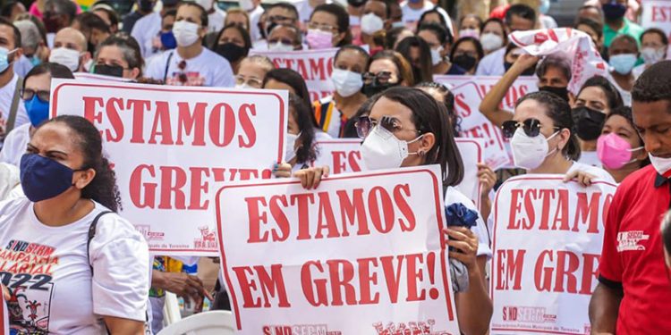 Em assembleia, professores da rede estadual mantém greve e organizam atos no estado