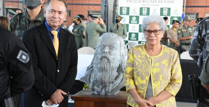 Governadora Regina Sousa participa de solenidade alusiva ao aniversário de Tiradentes