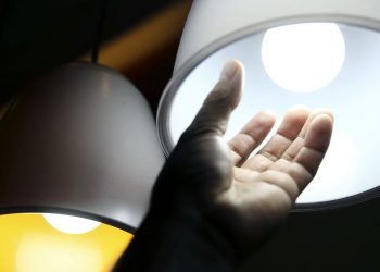 Conta de luz cairá 18% sem pôr empresas em risco, diz ministro Paulo Guedes