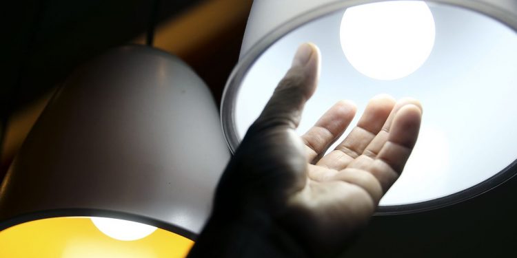 Conta de luz cairá 18% sem pôr empresas em risco, diz ministro Paulo Guedes