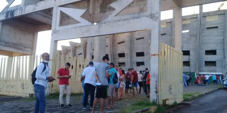 Torcedores já fazem fila no Albertão para a compra de ingressos