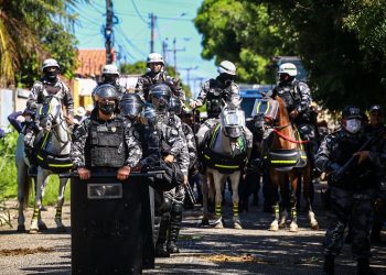Prefeitura de Teresina usa a força policial para reintegrar terreno, moradores queimam pneus