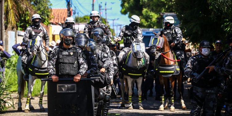 Prefeitura de Teresina usa a força policial para reintegrar terreno, moradores queimam pneus