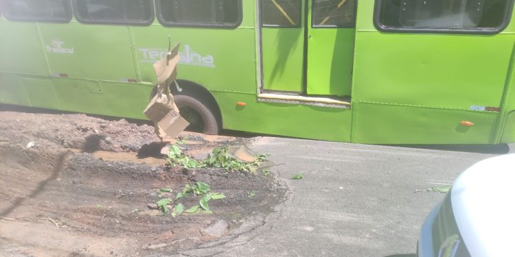 DESCASO DA PREFEITURA DE TERESINA: Ônibus fica atolado em buraco na Avenida Henry Wall de Carvalho