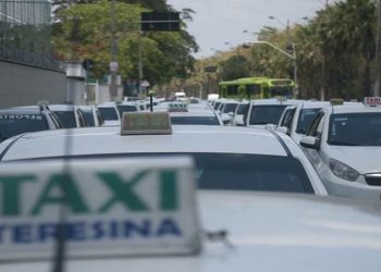 Taxistas protestam na Strans pedindo aumento de 30% na tarifa das corridas em Teresina