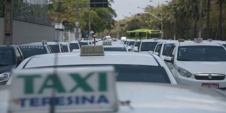 Taxistas protestam na Strans pedindo aumento de 30% na tarifa das corridas em Teresina