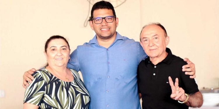 Didiu, ex-prefeito de Paulistana, com seu grupo aderem a pré-candidatura de Dr. Thales Coelho