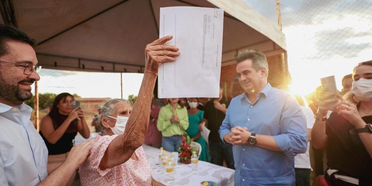 Idosa se emociona ao receber, depois de 90 anos, título de terra em São Raimundo Nonato