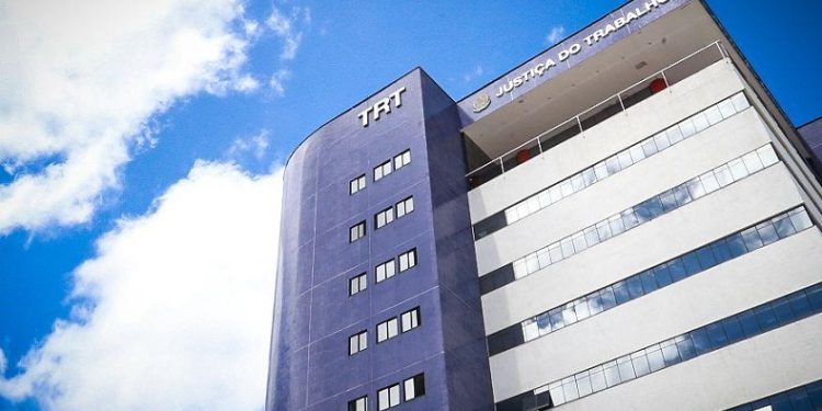 TRT lança edital de concurso com 43 vagas e salário de até R$ 12,4 mil