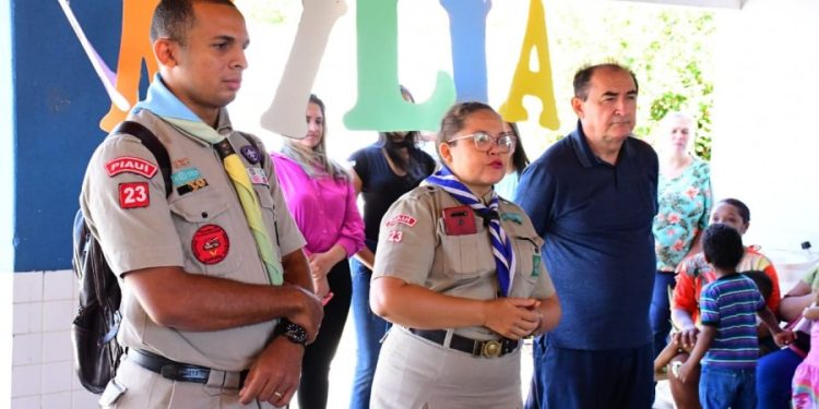 Prefeito de Floriano Antônio Reis participa da abertura do projeto Família na Escola
