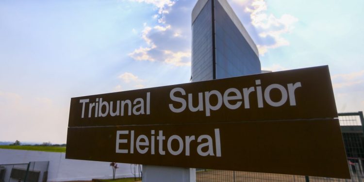 Ministro do TSE manda YouTube remover fala de Lula contra Bolsonaro