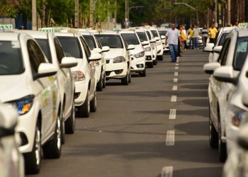 Prefeituras municipais no Brasil cadastraram 325 mil taxistas para receber o auxílio Bem-Taxista